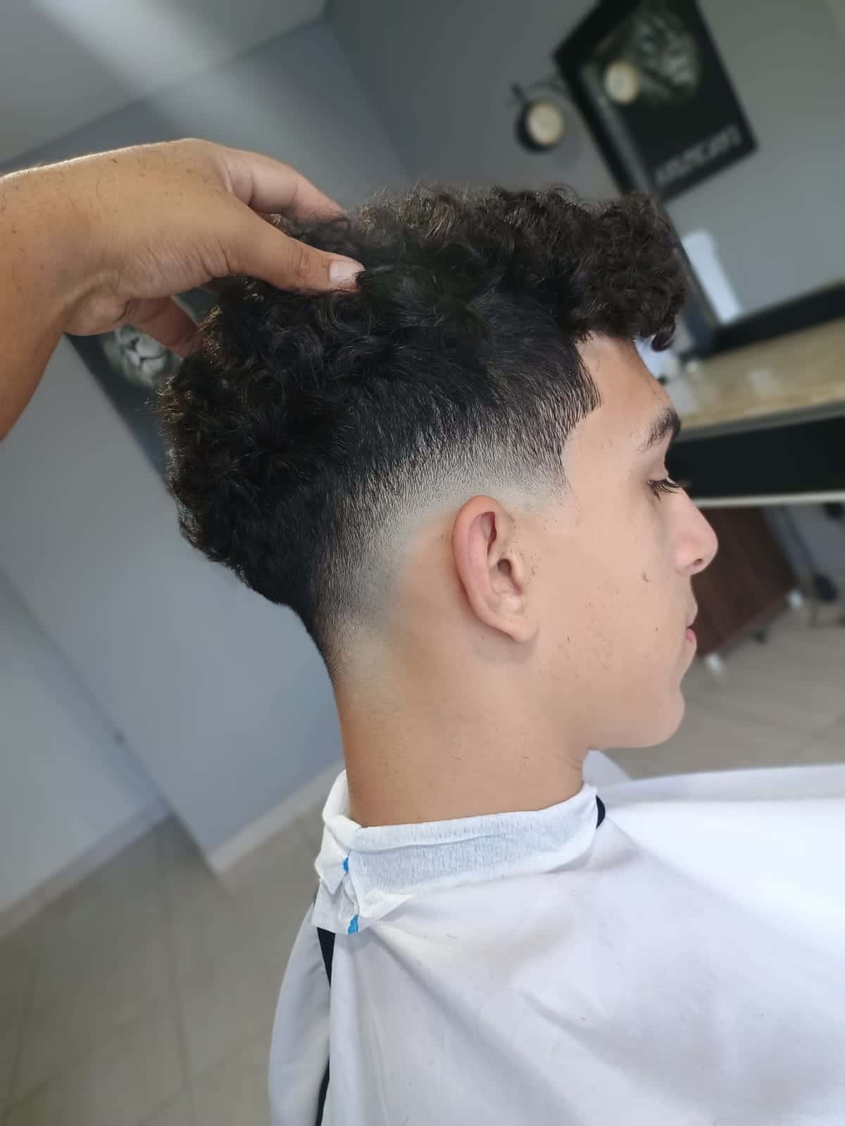 Trabalho — fade + cachos costas
