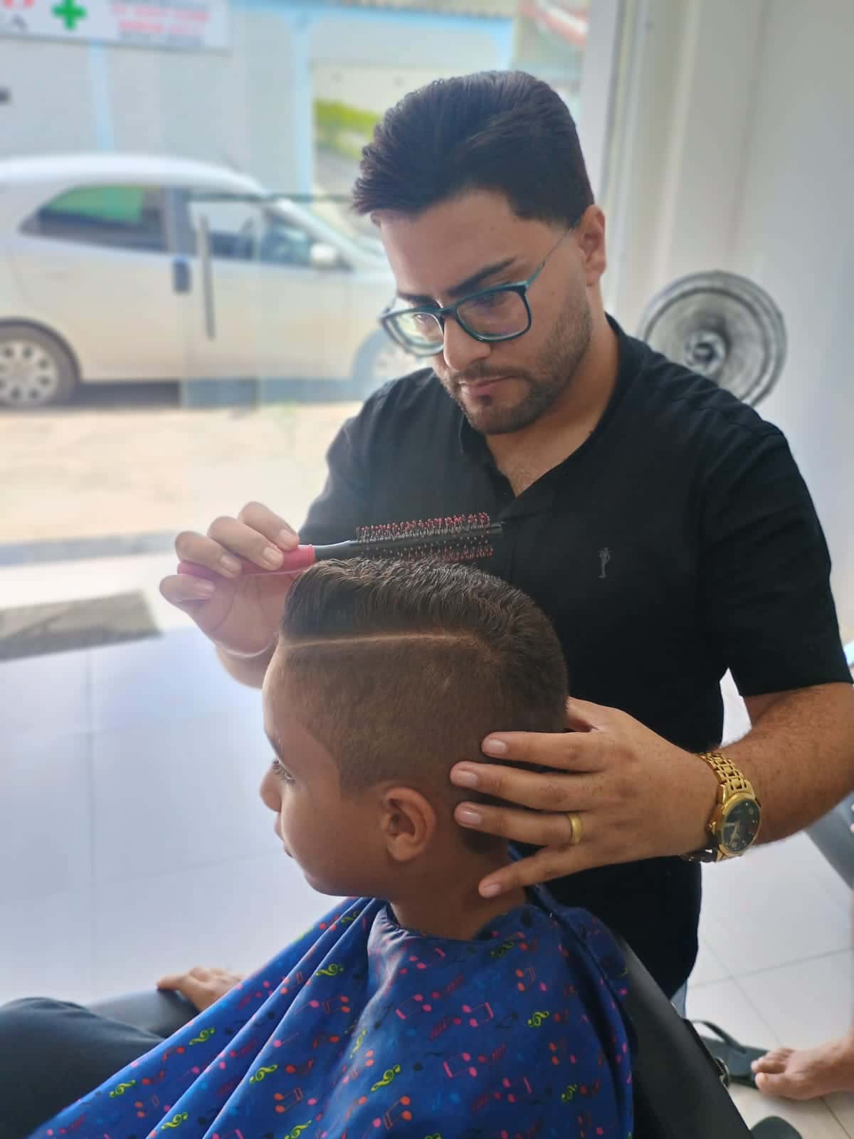 Atendimento — corte infantil em andamento
