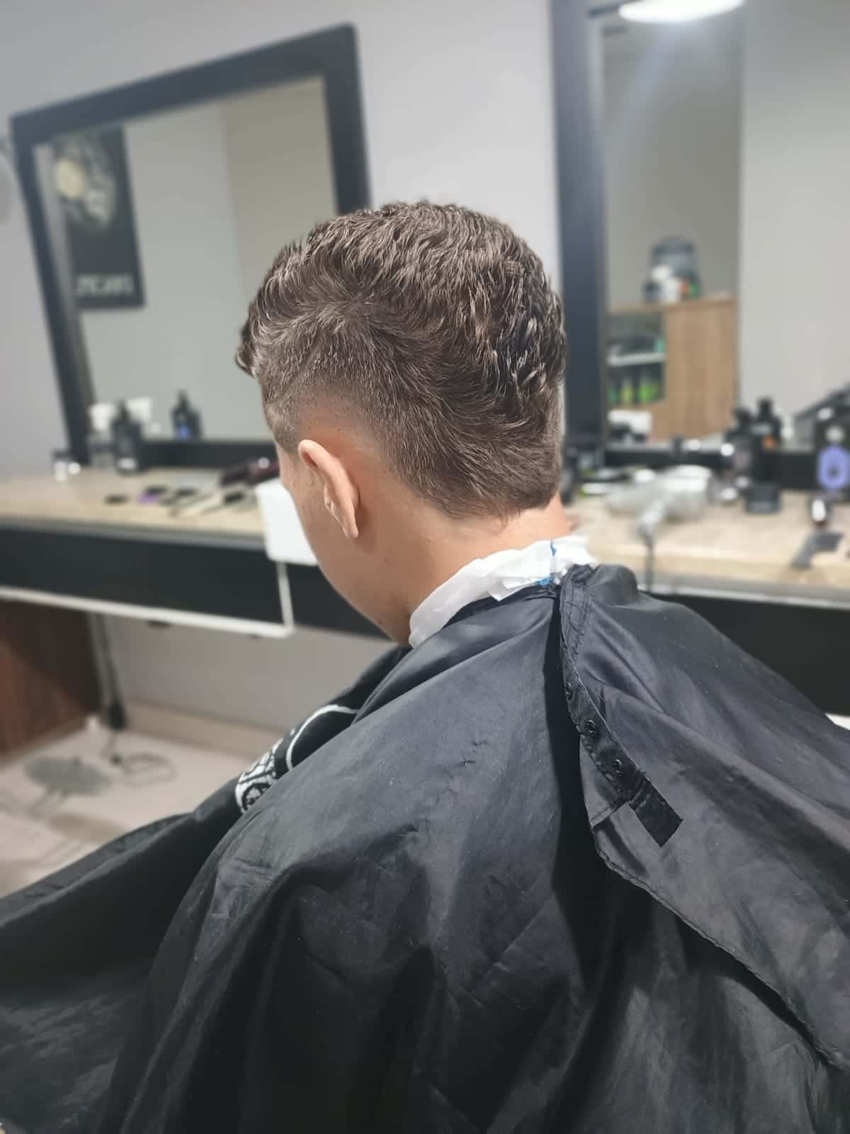 Trabalho — fade e nuca alinhada, vista de trás